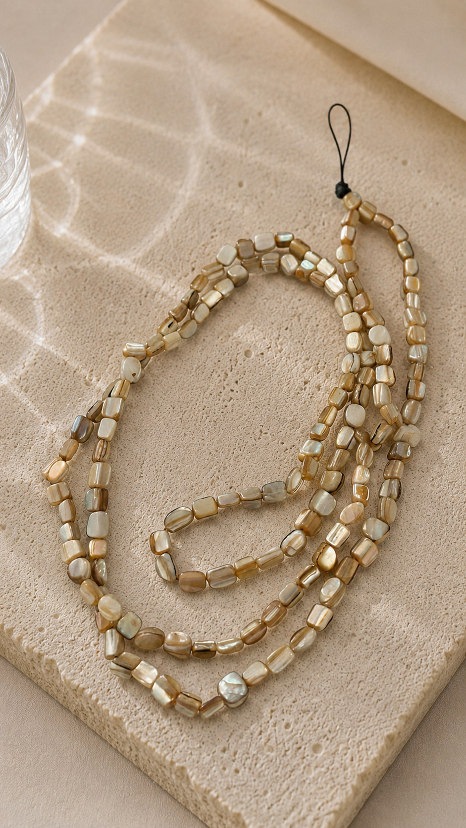 Phone chain consisting of mother-of-pearl stones